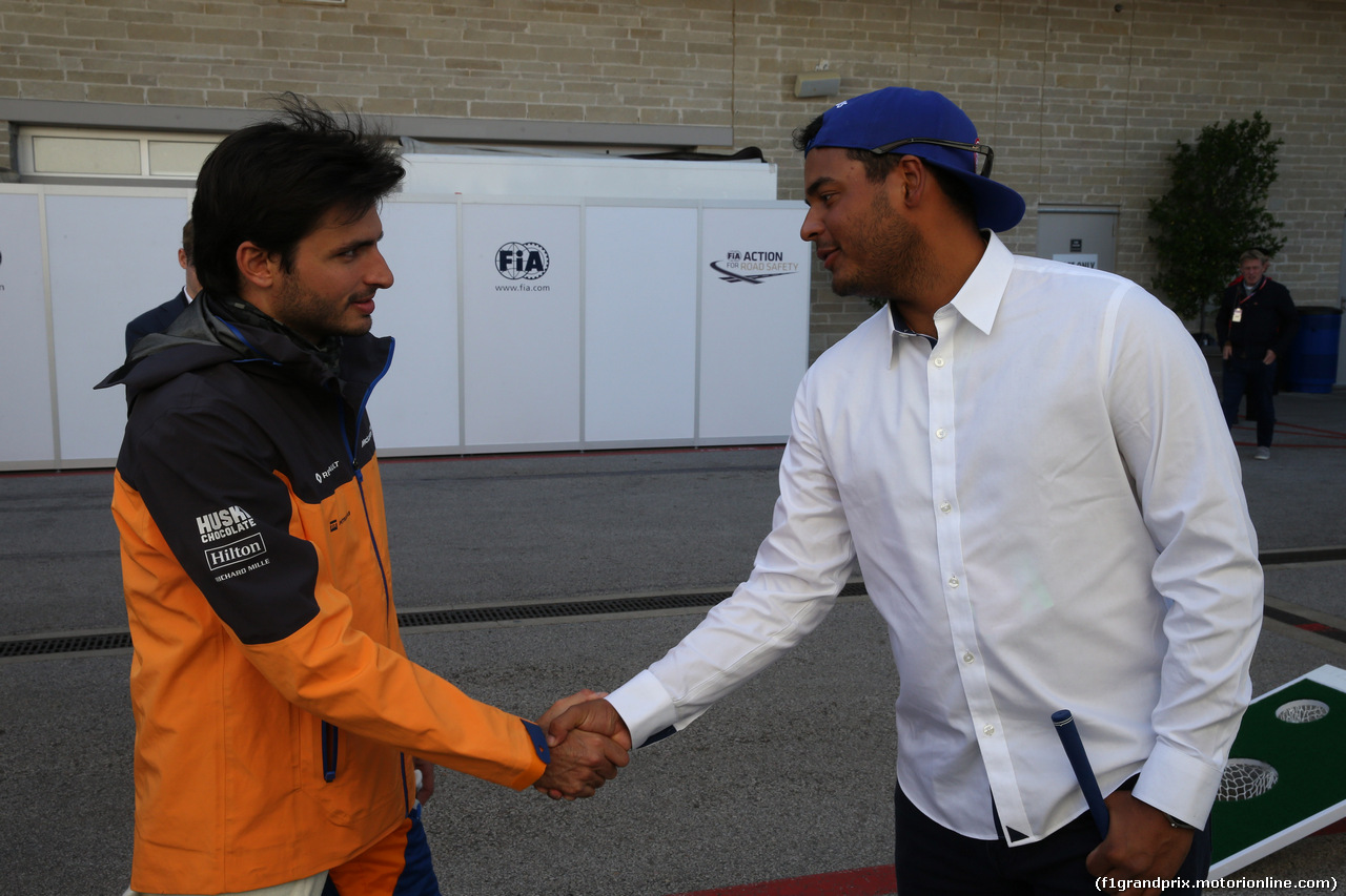 GP USA, 01.11.2019- Carlos Sainz Jr (ESP) Mclaren F1 Team MCL34 with Sebastian Munoz PGA golf pro
