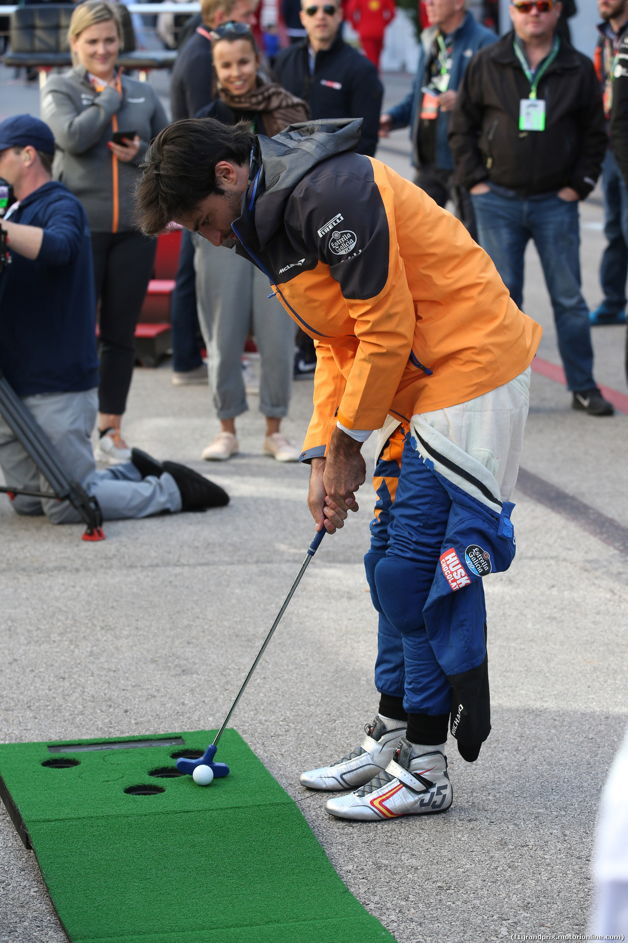 GP USA, 01.11.2019- Carlos Sainz Jr (ESP) Mclaren F1 Team MCL34 with Sebastian Munoz PGA golf pro