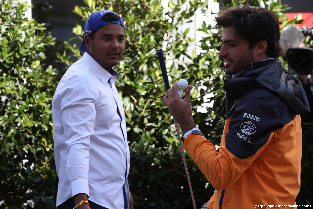 GP USA, 01.11.2019- Carlos Sainz Jr (ESP) Mclaren F1 Team MCL34 with Sebastian Munoz PGA golf pro