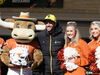 GP USA, 31.10.2019- Daniel Ricciardo (AUS) Renault Sport F1 Team RS19 shows his new helmet with Texas Longhorns official Mascotte e cheerleaders