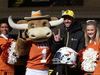 GP USA, 31.10.2019- Daniel Ricciardo (AUS) Renault Sport F1 Team RS19 shows his new helmet with Texas Longhorns official Mascotte e cheerleaders