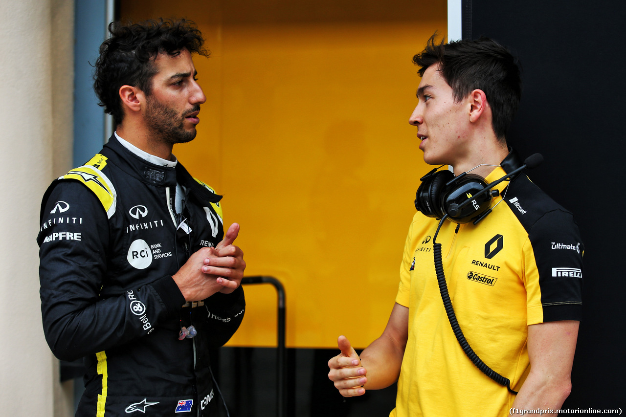 TEST F1 BAHRAIN 2 APRILE, (L to R): Daniel Ricciardo (AUS) Renault F1 Team with Jack Aitken (GBR) / (KOR) Renault F1 Team Test Driver.
02.04.2019.