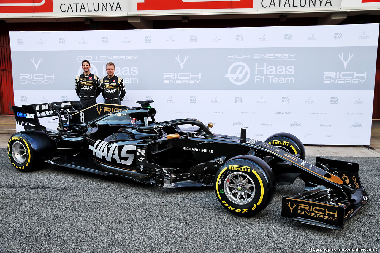 TEST F1 BARCELLONA 18 FEBBRAIO, (L to R): Romain Grosjean (FRA) Haas F1 Team e Kevin Magnussen (DEN) Haas F1 Team unveil the Haas VF-19.
18.02.2019. Formula One Testing, Day One, Barcelona, Spain. Monday.
- www.xpbimages.com, EMail: requests@xpbimages.com - copy of publication required for printed pictures. Every used picture is fee-liable. © Copyright: Batchelor / XPB Images