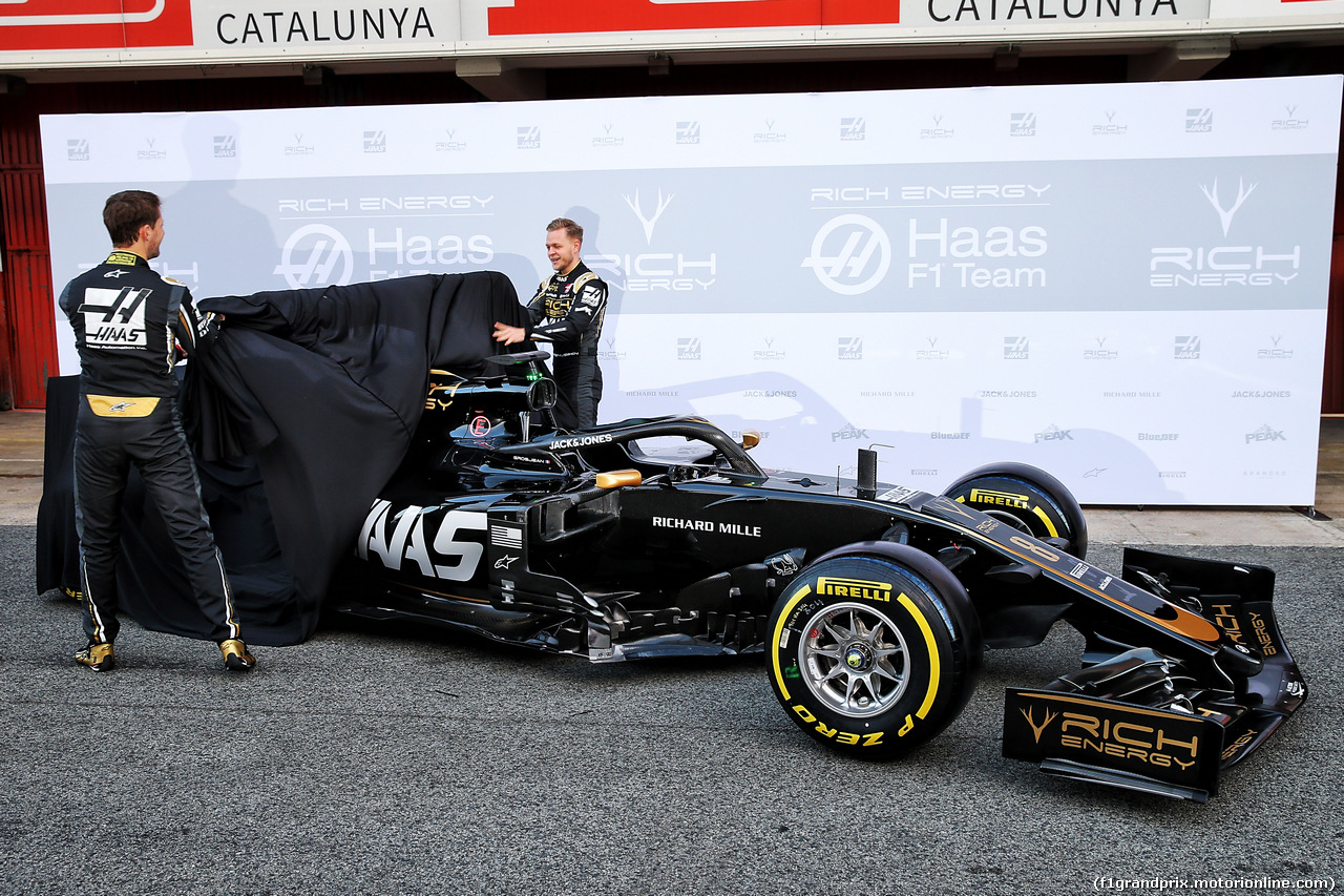 TEST F1 BARCELLONA 18 FEBBRAIO, (L to R): Romain Grosjean (FRA) Haas F1 Team e Kevin Magnussen (DEN) Haas F1 Team unveil the Haas VF-19.
18.02.2019. Formula One Testing, Day One, Barcelona, Spain. Monday.
- www.xpbimages.com, EMail: requests@xpbimages.com - copy of publication required for printed pictures. Every used picture is fee-liable. © Copyright: Batchelor / XPB Images