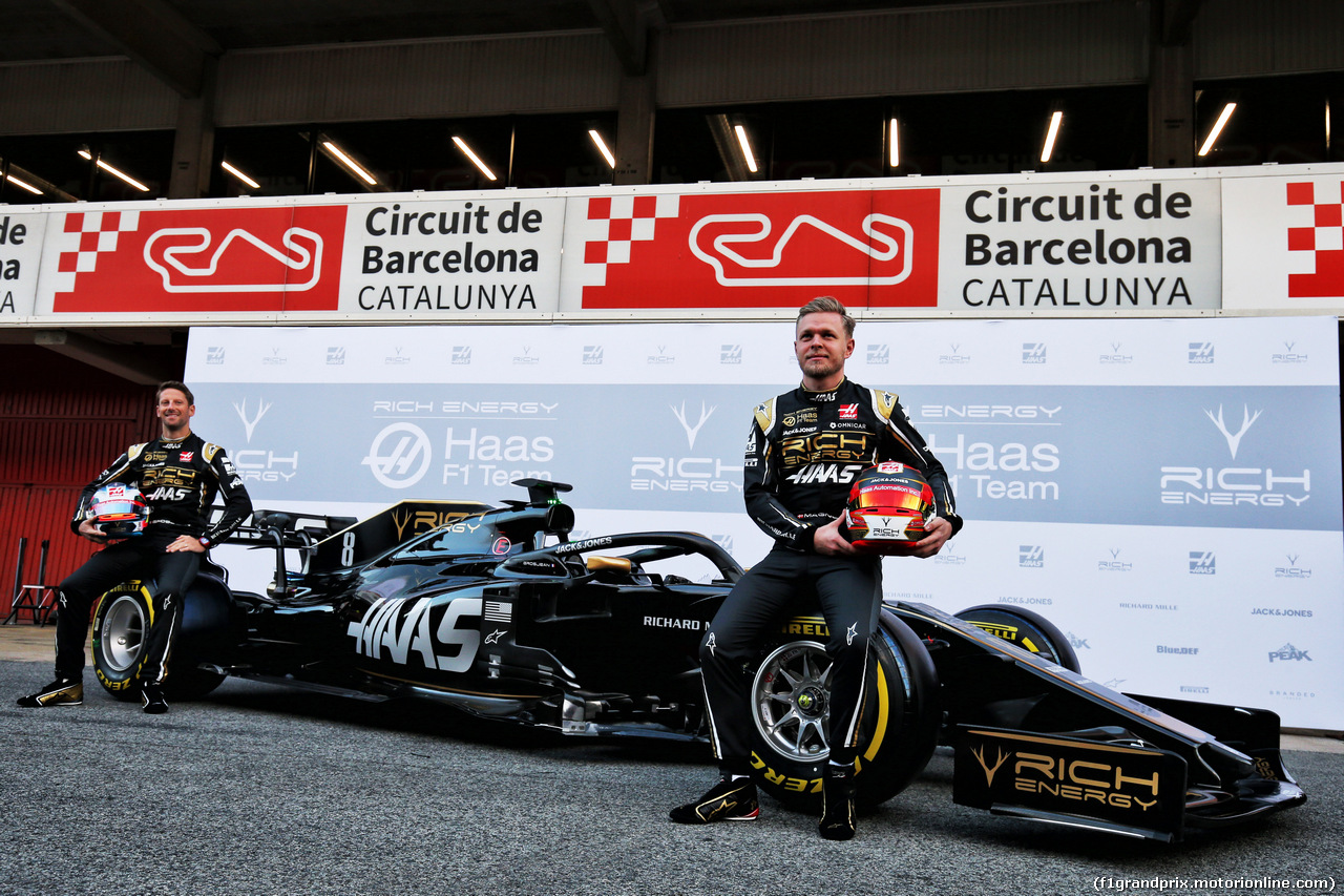 TEST F1 BARCELLONA 18 FEBBRAIO, (L to R): Romain Grosjean (FRA) Haas F1 Team e Kevin Magnussen (DEN) Haas F1 Team with the Haas VF-19.
18.02.2019.