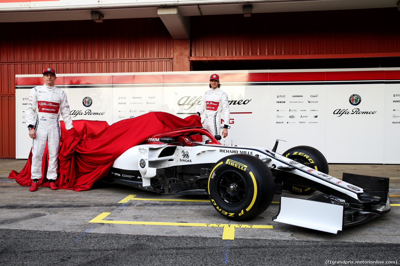 TEST F1 BARCELLONA 18 FEBBRAIO, (L to R): Kimi Raikkonen (FIN) Alfa Romeo Racing with Antonio Giovinazzi (ITA) Alfa Romeo Racing.
18.02.2019.