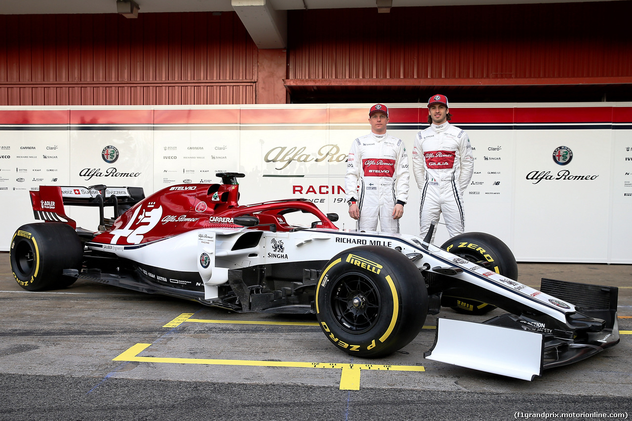 TEST F1 BARCELLONA 18 FEBBRAIO, (L to R): Kimi Raikkonen (FIN) Alfa Romeo Racing with Antonio Giovinazzi (ITA) Alfa Romeo Racing.
18.02.2019.