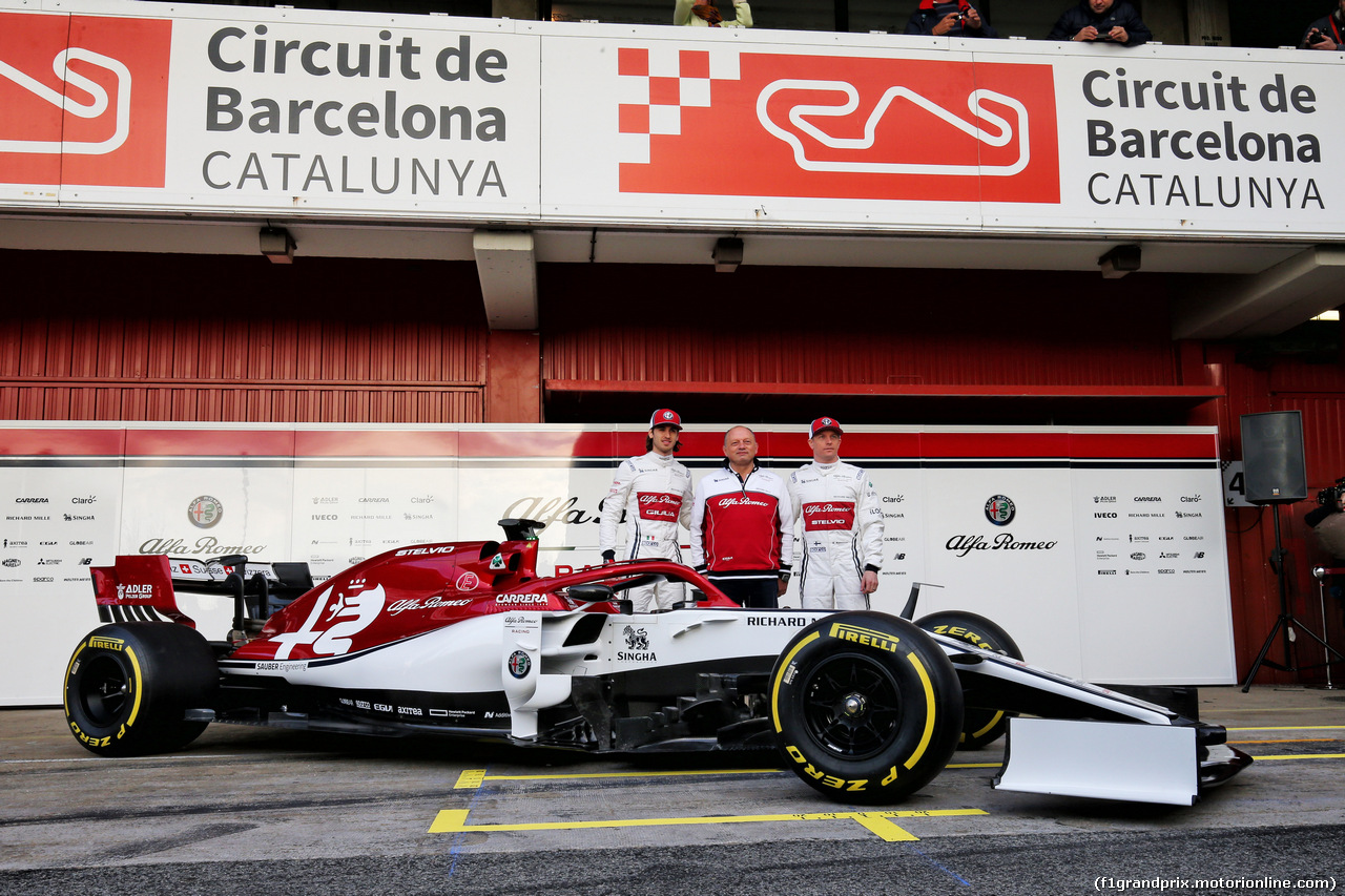 TEST F1 BARCELLONA 18 FEBBRAIO, (L to R): Antonio Giovinazzi (ITA) Alfa Romeo Racing with Frederic Vasseur (FRA) Alfa Romeo Racing Team Principal e Kimi Raikkonen (FIN) Alfa Romeo Racing.
18.02.2019.