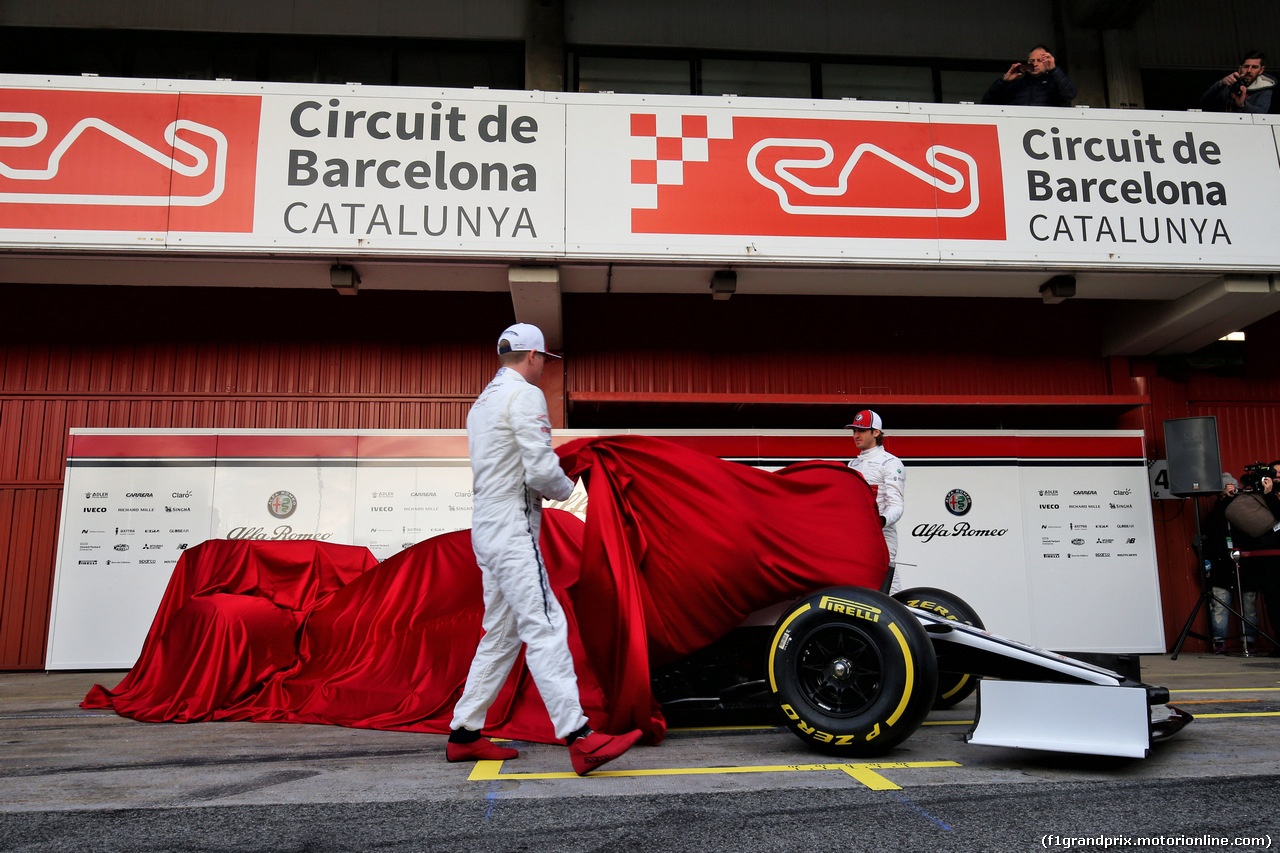 TEST F1 BARCELLONA 18 FEBBRAIO, (L to R): Kimi Raikkonen (FIN) Alfa Romeo Racing with team mate Antonio Giovinazzi (ITA) Alfa Romeo Racing.
18.02.2019.