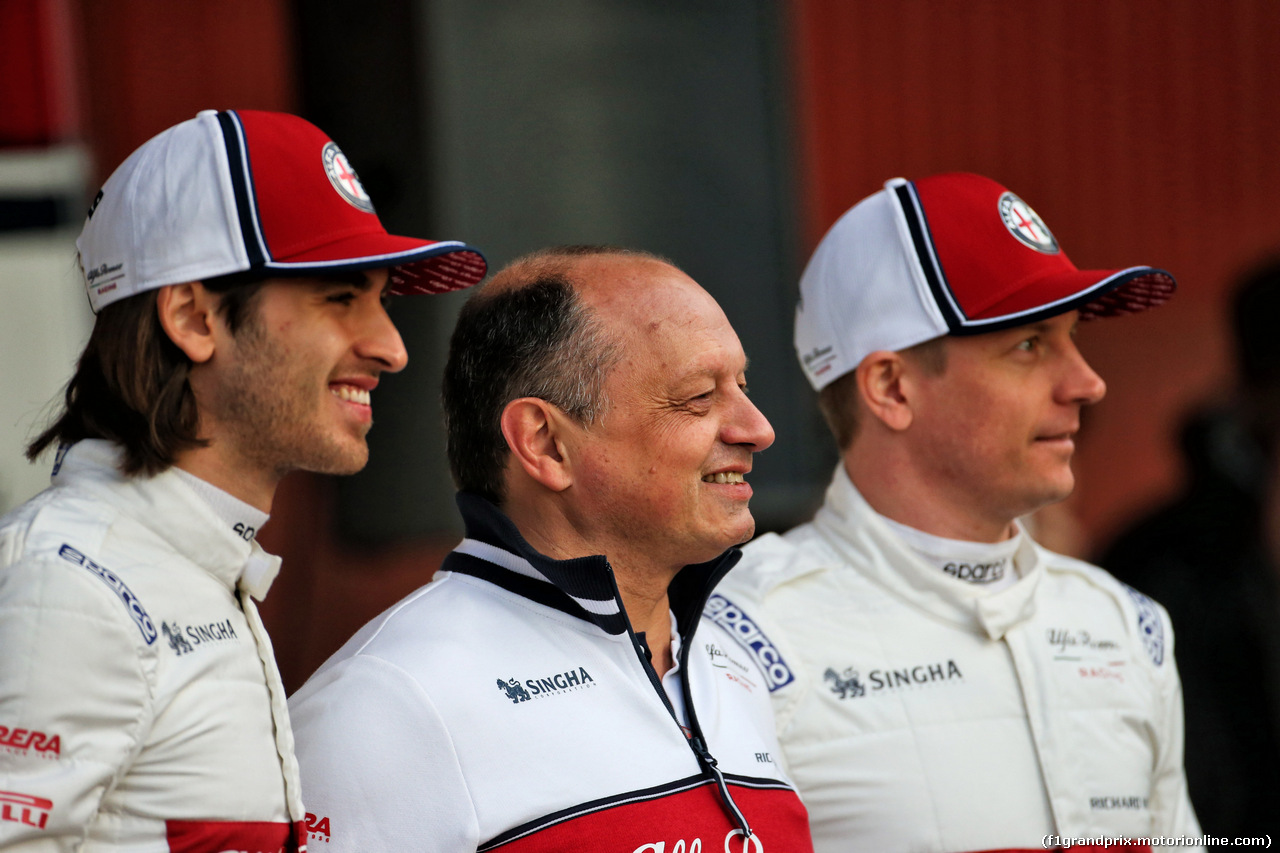 TEST F1 BARCELLONA 18 FEBBRAIO, (L to R): Antonio Giovinazzi (ITA) Alfa Romeo Racing with Frederic Vasseur (FRA) Alfa Romeo Racing Team Principal e Kimi Raikkonen (FIN) Alfa Romeo Racing.
18.02.2019.