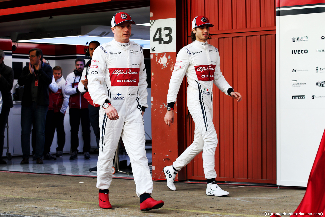 TEST F1 BARCELLONA 18 FEBBRAIO, (L to R): Kimi Raikkonen (FIN) Alfa Romeo Racing with Antonio Giovinazzi (ITA) Alfa Romeo Racing.
18.02.2019.