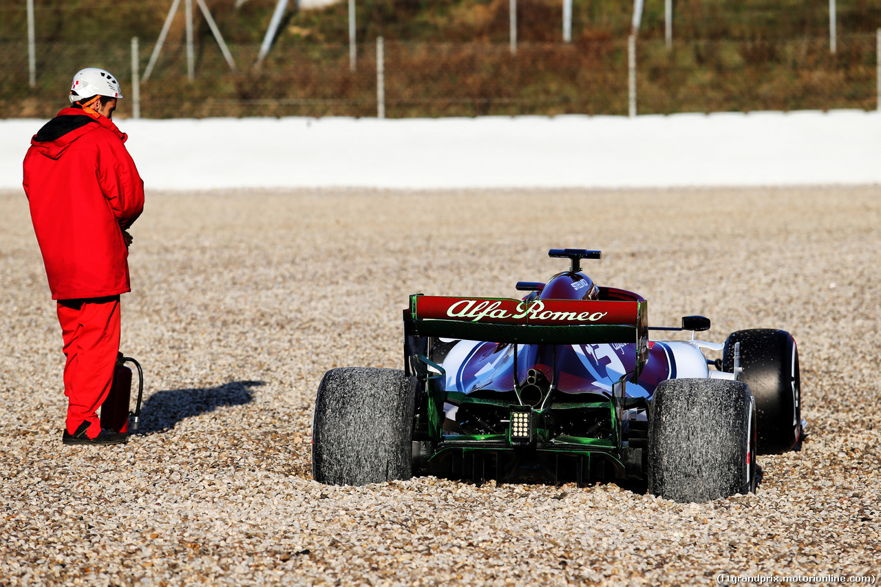 TEST F1 BARCELLONA 18 FEBBRAIO, The Alfa Romeo Racing C38 of Kimi Raikkonen (FIN) Alfa Romeo Racing in the gravel trap.
18.02.2019.