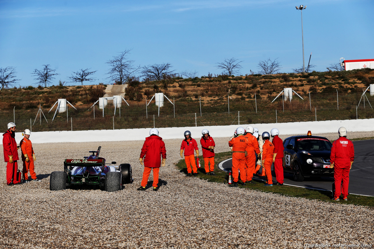 TEST F1 BARCELLONA 18 FEBBRAIO, The Alfa Romeo Racing C38 of Kimi Raikkonen (FIN) Alfa Romeo Racing in the gravel trap.
18.02.2019.