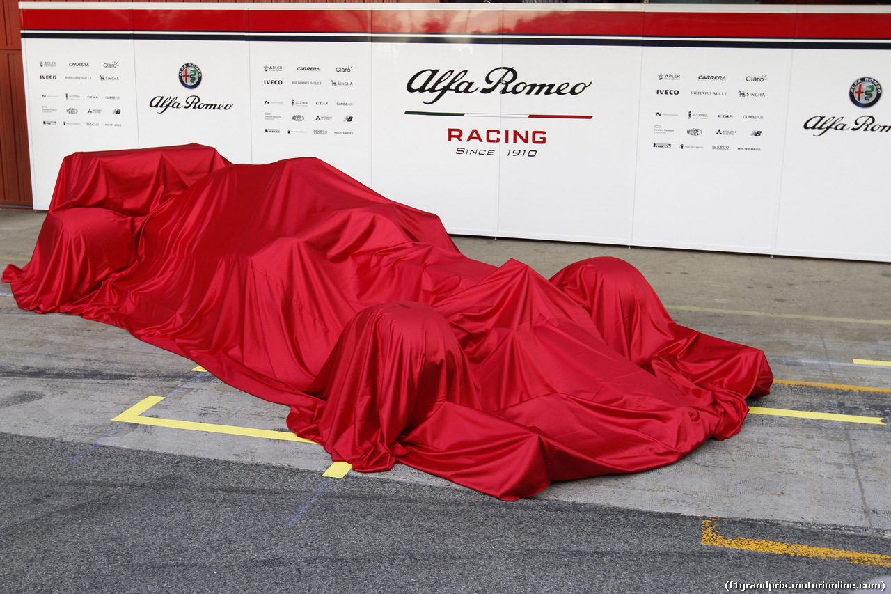 TEST F1 BARCELLONA 18 FEBBRAIO, The new Alfa Romeo Racing car under wraps.
18.02.2019.