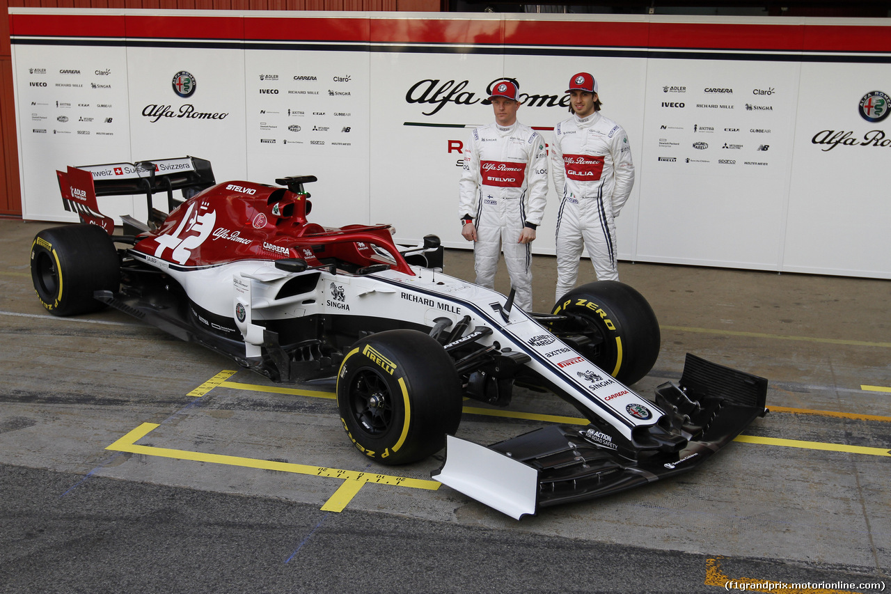 TEST F1 BARCELLONA 18 FEBBRAIO, Kimi Raikkonen (FIN) Alfa Romeo Racing with Antonio Giovinazzi (ITA) Alfa Romeo Racing.
18.02.2019.