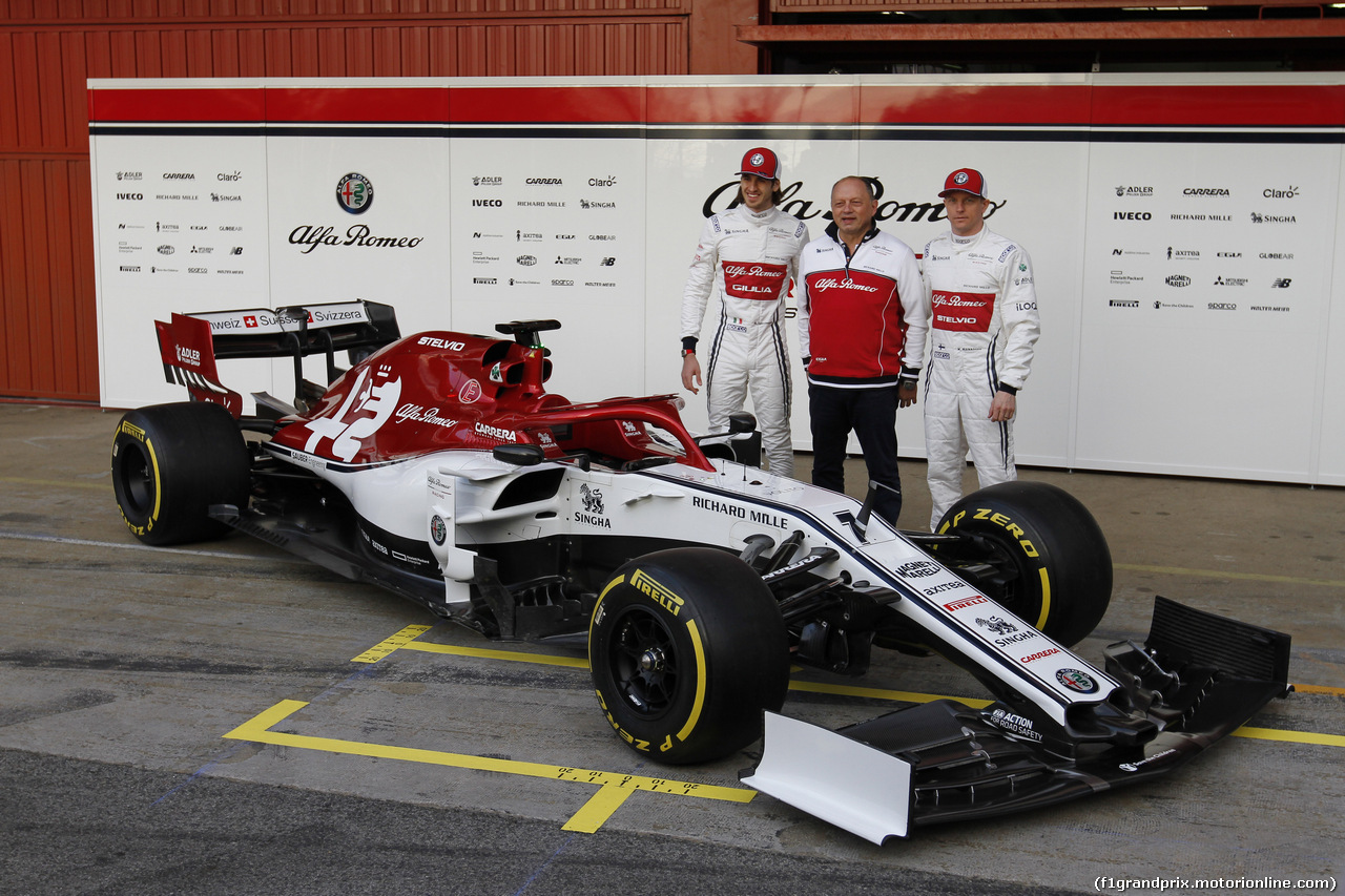 TEST F1 BARCELLONA 18 FEBBRAIO, (L to R): Antonio Giovinazzi (ITA) Alfa Romeo Racing with Frederic Vasseur (FRA) Alfa Romeo Racing Team Principal e Kimi Raikkonen (FIN) Alfa Romeo Racing.
18.02.2019.