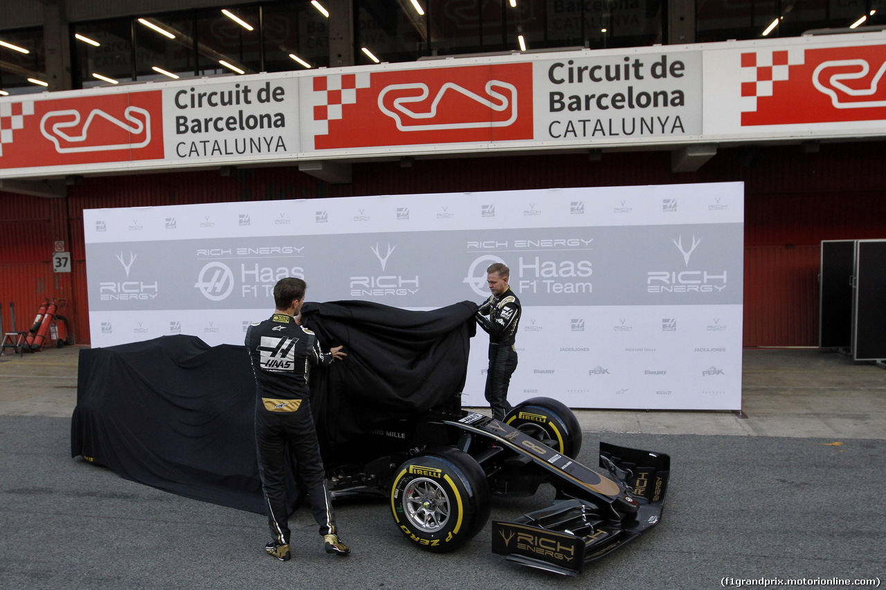 TEST F1 BARCELLONA 18 FEBBRAIO, (L to R): Romain Grosjean (FRA) Haas F1 Team e Kevin Magnussen (DEN) Haas F1 Team with the Haas VF-19.
18.02.2019.