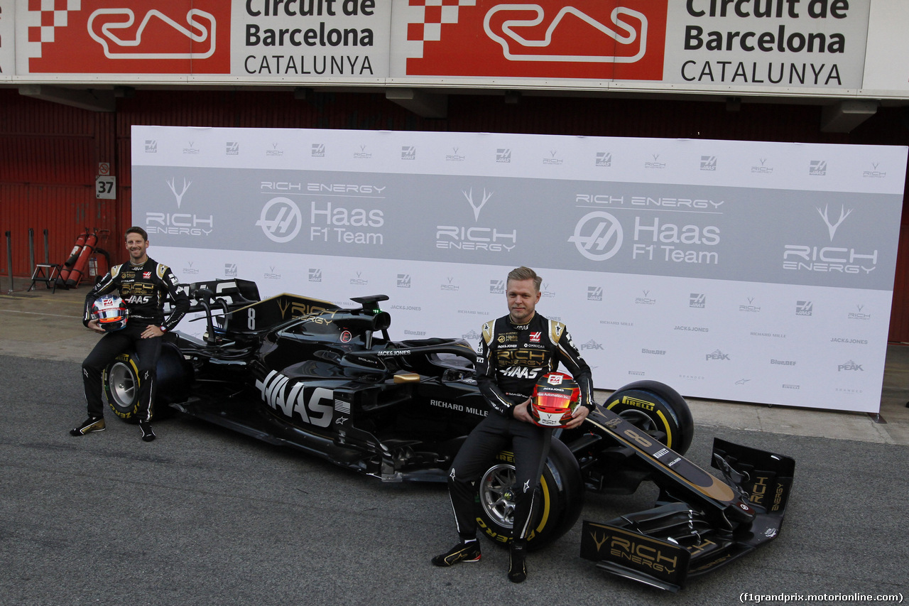 TEST F1 BARCELLONA 18 FEBBRAIO, (L to R): Romain Grosjean (FRA) Haas F1 Team e Kevin Magnussen (DEN) Haas F1 Team with the Haas VF-19.
18.02.2019.