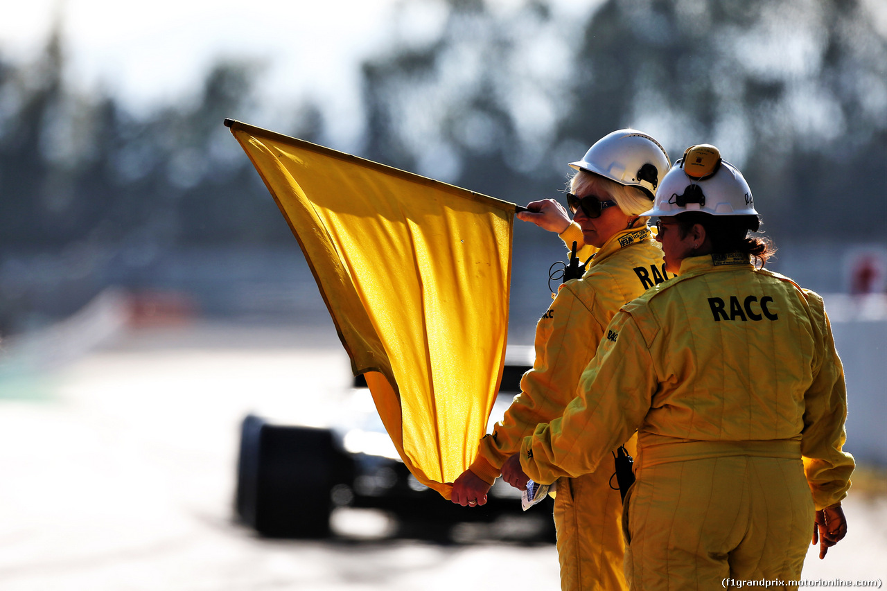 TEST F1 BARCELLONA 18 FEBBRAIO, Marshals with a yellow flag.
18.02.2019.