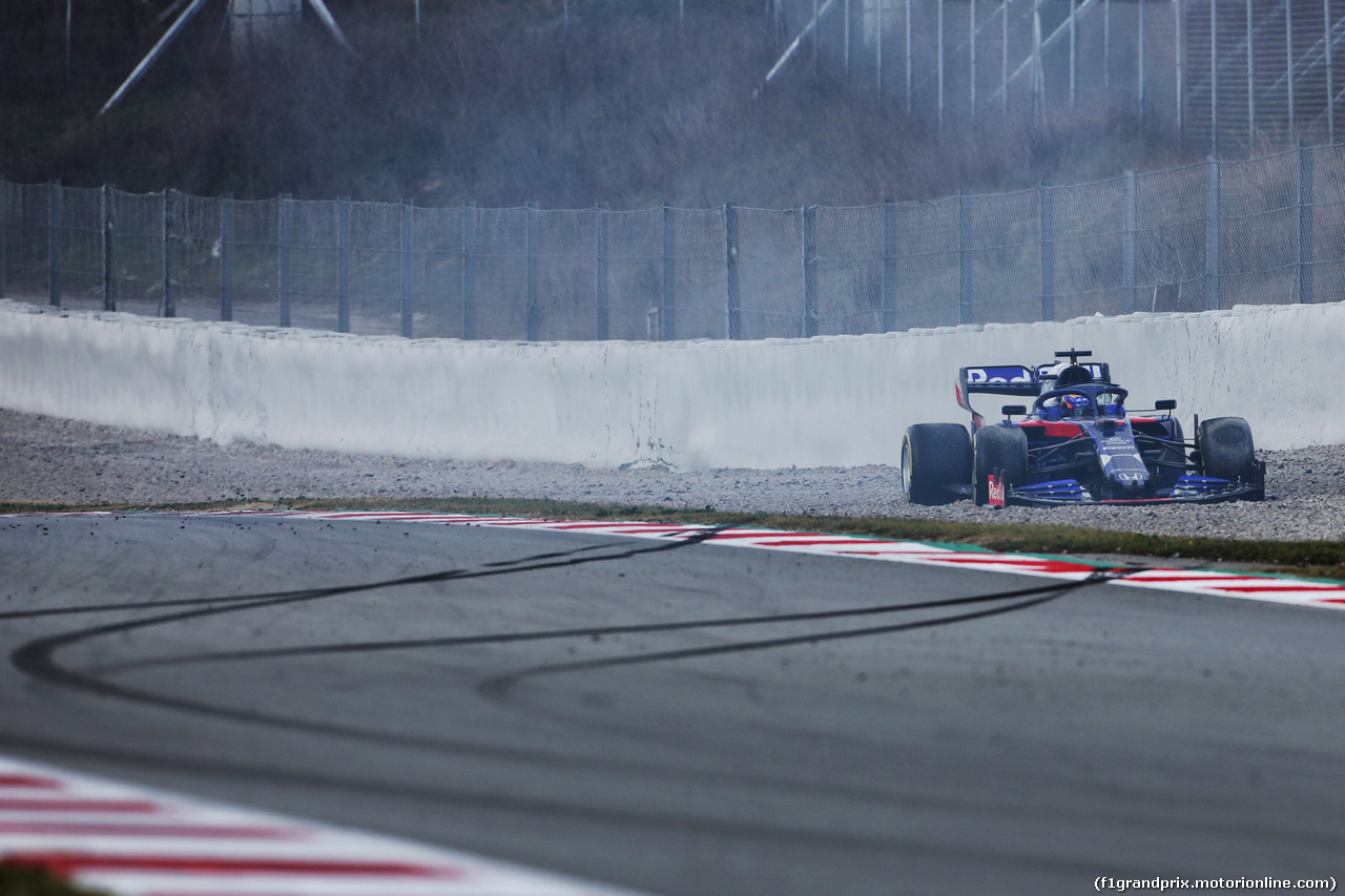 TEST F1 BARCELLONA 19 FEBBRAIO, Alexander Albon (THA) Scuderia Toro Rosso STR14 in the gravel trap.
19.02.2019.