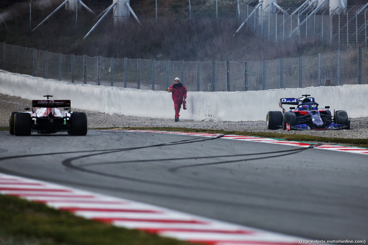TEST F1 BARCELLONA 19 FEBBRAIO, Alexander Albon (THA) Scuderia Toro Rosso STR14 in the gravel trap.
19.02.2019.