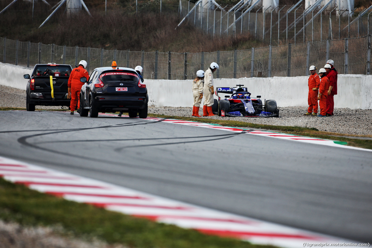TEST F1 BARCELLONA 19 FEBBRAIO, Alexander Albon (THA) Scuderia Toro Rosso STR14 in the gravel trap.
19.02.2019.