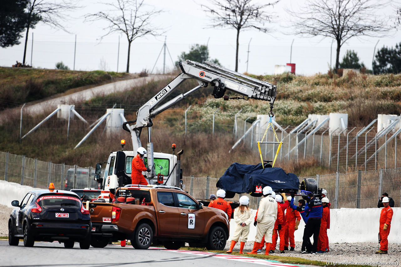 TEST F1 BARCELLONA 19 FEBBRAIO, The Scuderia Toro Rosso STR14 of Alexander Albon (THA) Scuderia Toro Rosso is recovered back to the pits on the back of a truck.
19.02.2019.