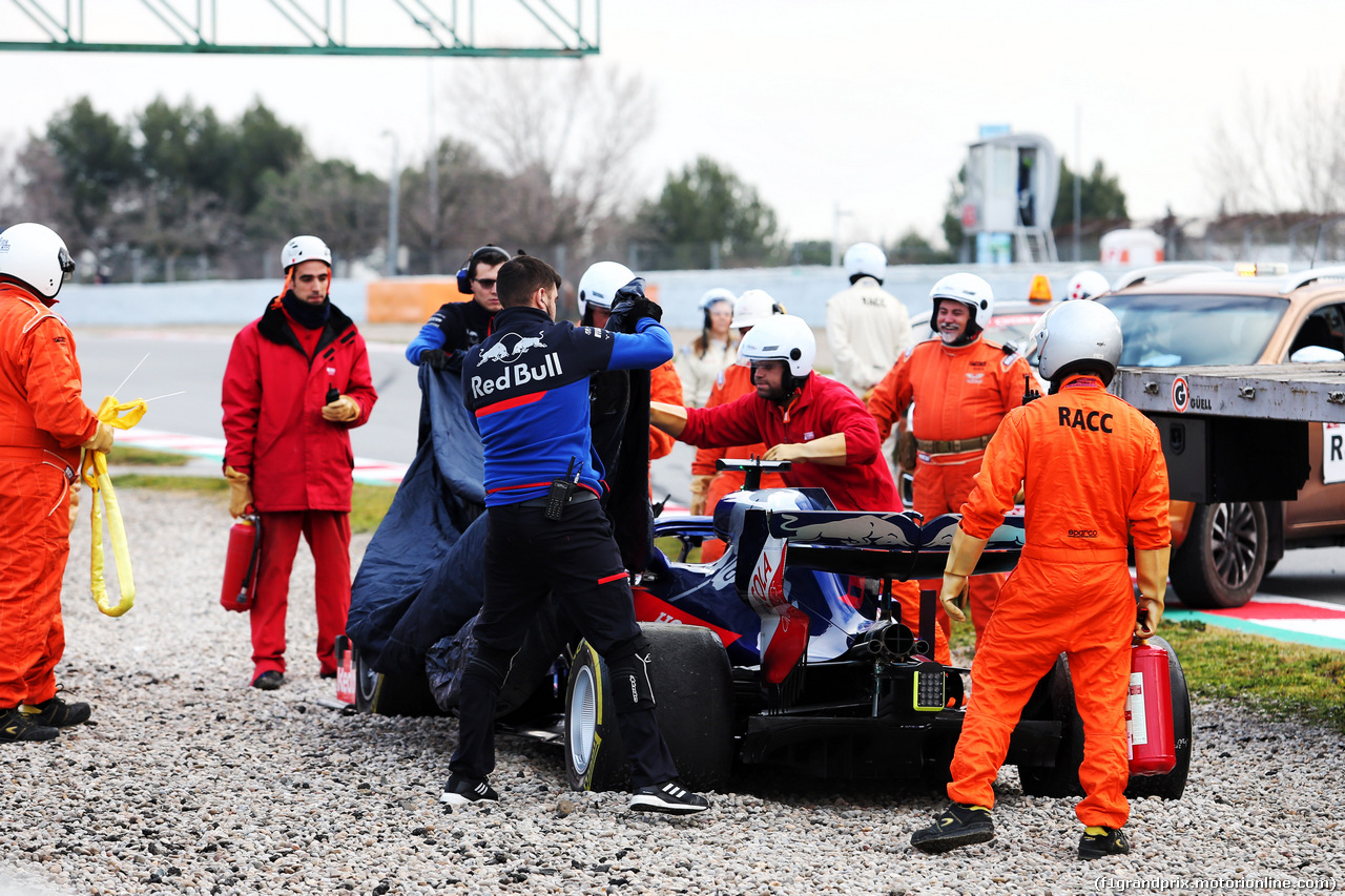 TEST F1 BARCELLONA 19 FEBBRAIO, The Scuderia Toro Rosso STR14 of Alexander Albon (THA) Scuderia Toro Rosso is recovered back to the pits on the back of a truck.
19.02.2019.