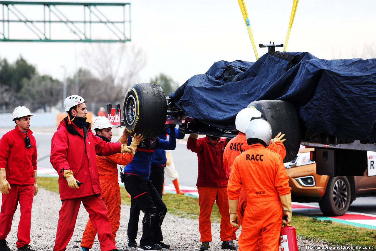 TEST F1 BARCELLONA 19 FEBBRAIO, The Scuderia Toro Rosso STR14 of Alexander Albon (THA) Scuderia Toro Rosso is recovered back to the pits on the back of a truck.
19.02.2019.