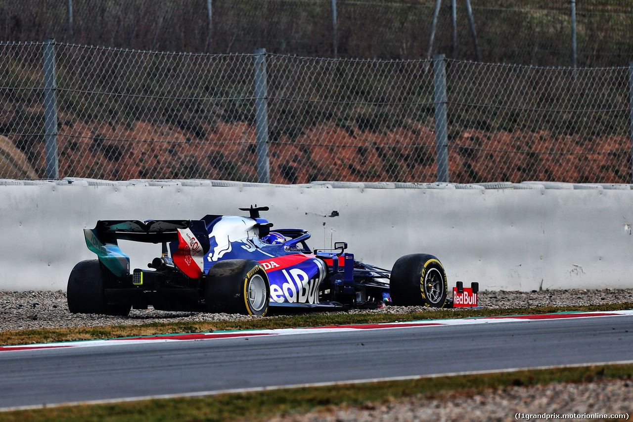 TEST F1 BARCELLONA 19 FEBBRAIO, Alexander Albon (THA) Scuderia Toro Rosso STR14 in the gravel trap.
19.02.2019.