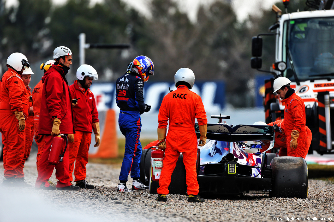 TEST F1 BARCELLONA 19 FEBBRAIO, Alexander Albon (THA) Scuderia Toro Rosso STR14 in the gravel trap.
19.02.2019.