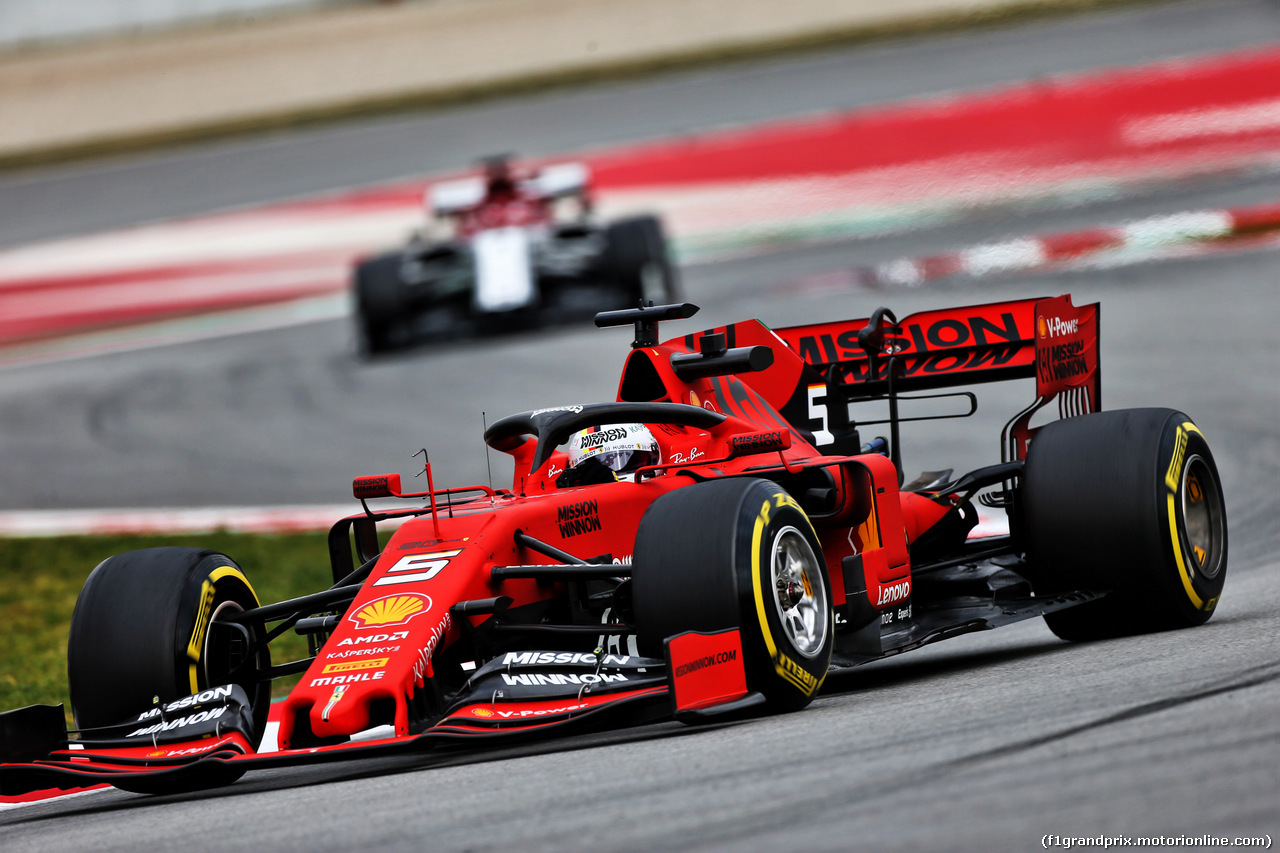 TEST F1 BARCELLONA 20 FEBBRAIO, Sebastian Vettel (GER) Ferrari SF90 davanti a Kimi Raikkonen (FIN) Alfa Romeo Racing C38.
20.02.2019.