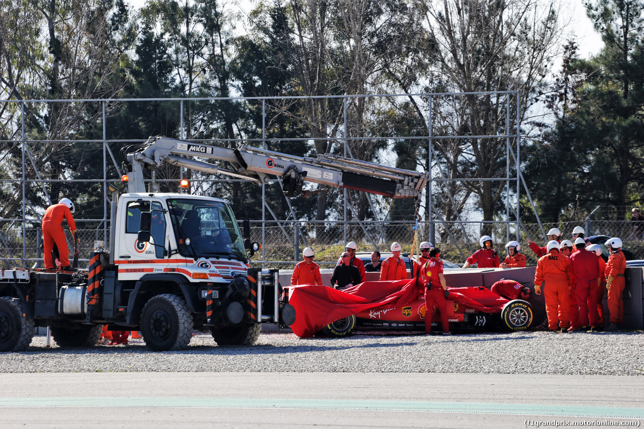 TEST F1 BARCELLONA 27 FEBBRAIO, The Ferrari SF90 of Sebastian Vettel (GER) Ferrari is recovered back to the pits on the back of a truck.
27.02.2019.