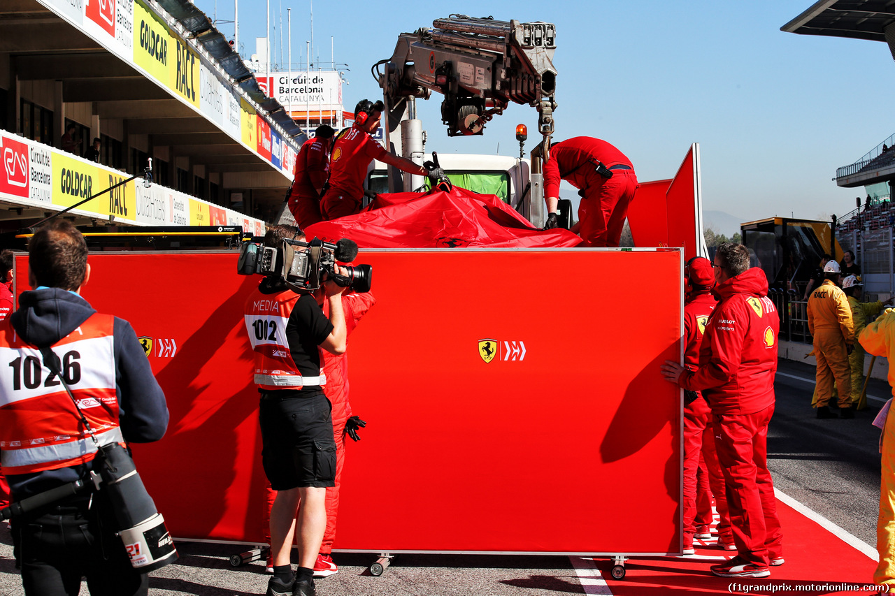 TEST F1 BARCELLONA 27 FEBBRAIO, The Ferrari SF90 of Sebastian Vettel (GER) Ferrari is recovered back to the pits on the back of a truck.
27.02.2019.