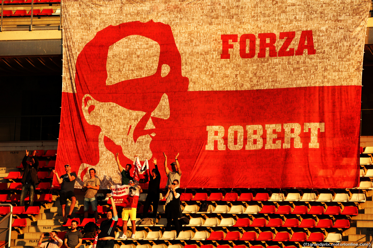 TEST F1 BARCELLONA 27 FEBBRAIO, Robert Kubica (POL) Williams Racing fans in the grandstand.
27.02.2019.