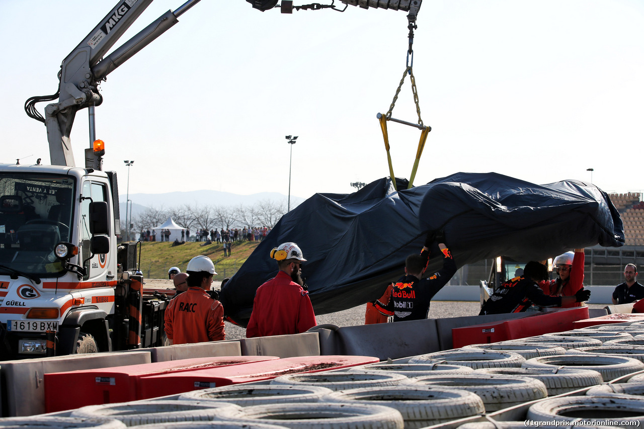 TEST F1 BARCELLONA 28 FEBBRAIO, The Red Bull Racing RB15 of Pierre Gasly (FRA) Red Bull Racing is recovered back to the pits on the back of a truck.
28.02.2019.