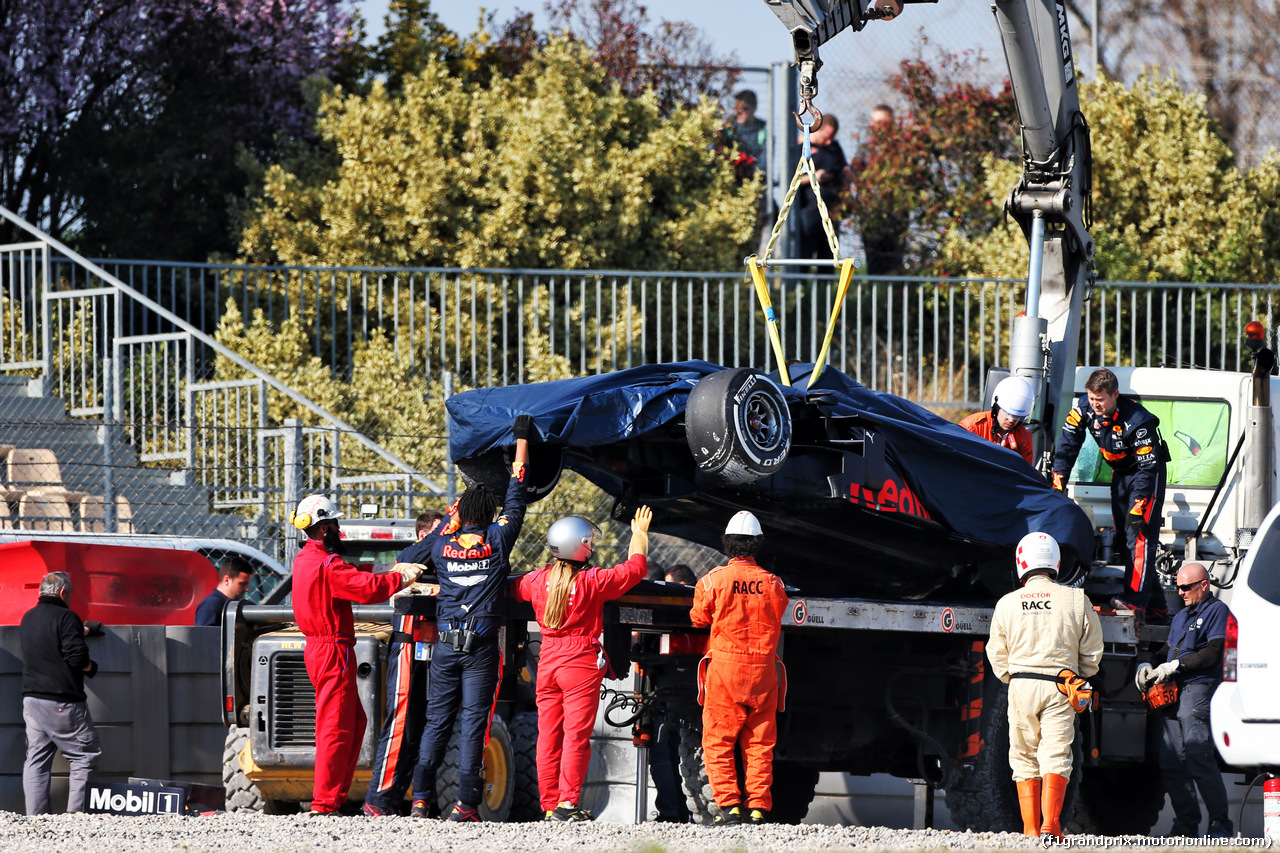 TEST F1 BARCELLONA 28 FEBBRAIO, The Red Bull Racing RB15 of Pierre Gasly (FRA) Red Bull Racing is recovered back to the pits on the back of a truck.
28.02.2019.