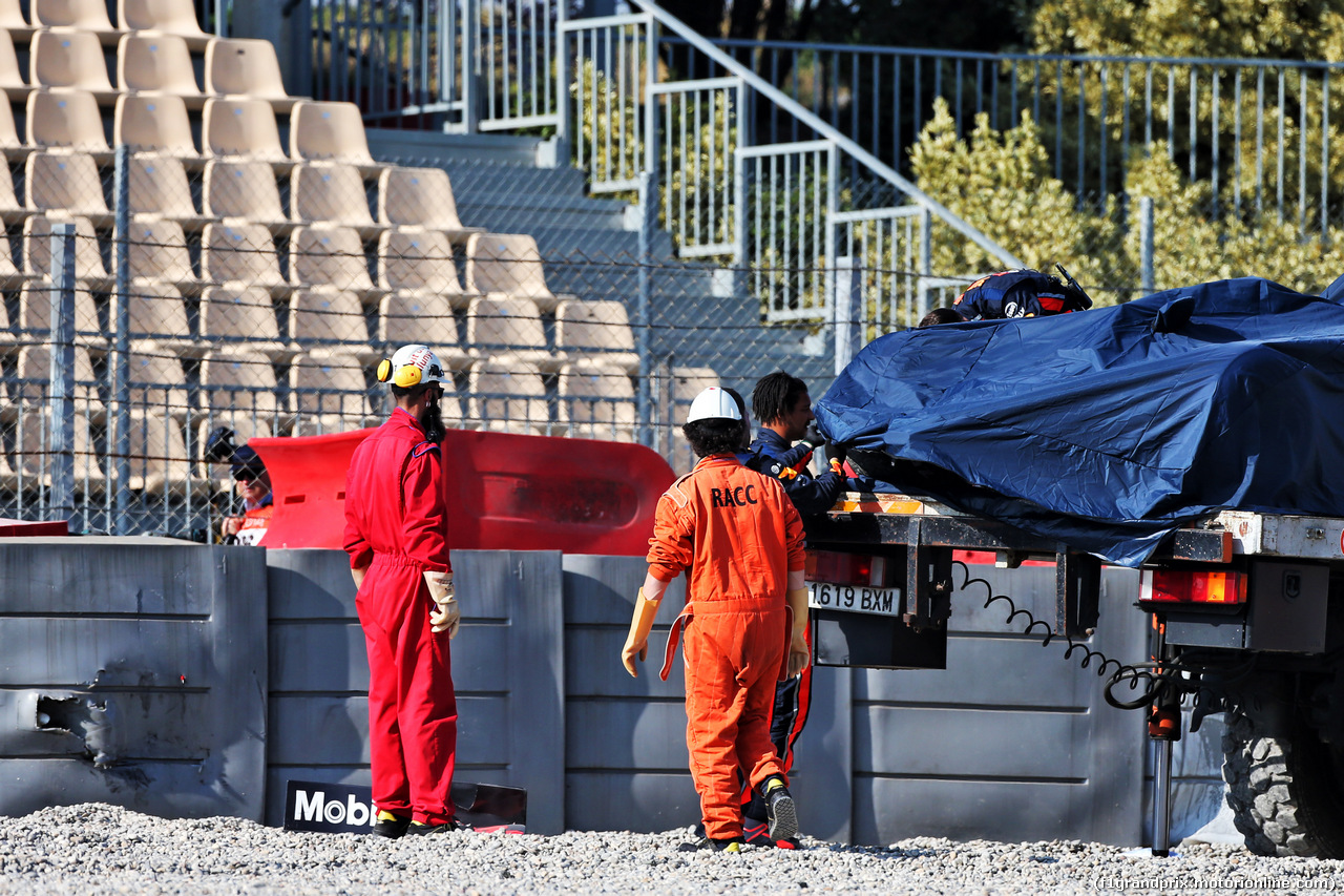 TEST F1 BARCELLONA 28 FEBBRAIO, The Red Bull Racing RB15 of Pierre Gasly (FRA) Red Bull Racing is recovered back to the pits on the back of a truck.
28.02.2019.