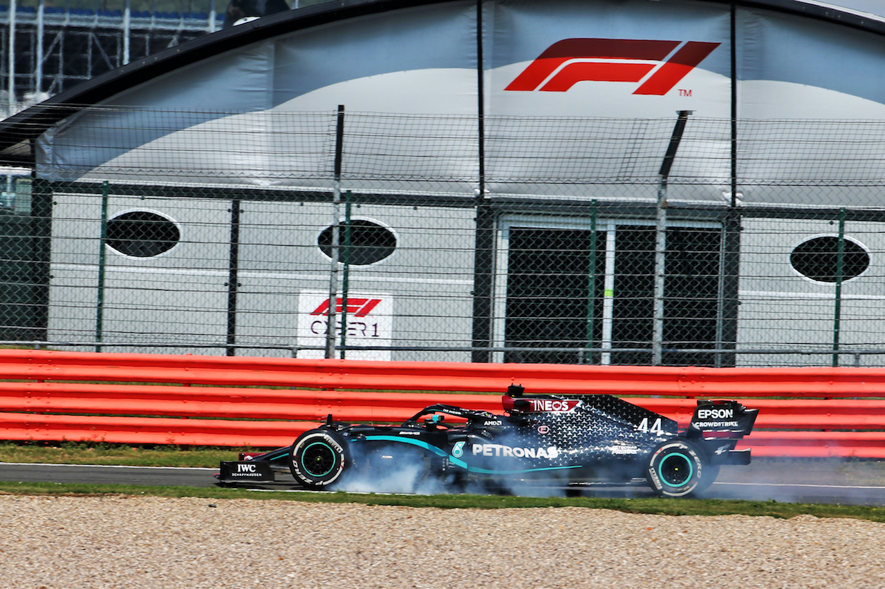 GP 70esimo ANNIVERSARIO, Lewis Hamilton (GBR) Mercedes AMG F1 W11 locks up under braking entering the pits.
09.08.2020. Formula 1 World Championship, Rd 5, 70th Anniversary Grand Prix, Silverstone, England, Gara Day.
- www.xpbimages.com, EMail: requests@xpbimages.com © Copyright: Batchelor / XPB Images