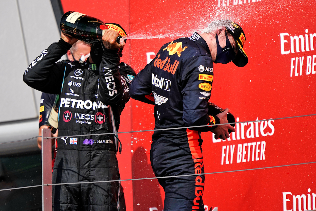 GP 70esimo ANNIVERSARIO, (L to R): Lewis Hamilton (GBR) Mercedes AMG F1 celebrates his second position on the podium with vincitore Max Verstappen (NLD) Red Bull Racing.
09.08.2020. Formula 1 World Championship, Rd 5, 70th Anniversary Grand Prix, Silverstone, England, Gara Day.
- www.xpbimages.com, EMail: requests@xpbimages.com © Copyright: Dungan / XPB Images