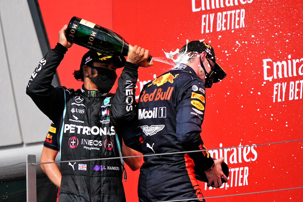 GP 70esimo ANNIVERSARIO, (L to R): Lewis Hamilton (GBR) Mercedes AMG F1 celebrates his second position on the podium with vincitore Max Verstappen (NLD) Red Bull Racing.
09.08.2020. Formula 1 World Championship, Rd 5, 70th Anniversary Grand Prix, Silverstone, England, Gara Day.
- www.xpbimages.com, EMail: requests@xpbimages.com © Copyright: Dungan / XPB Images