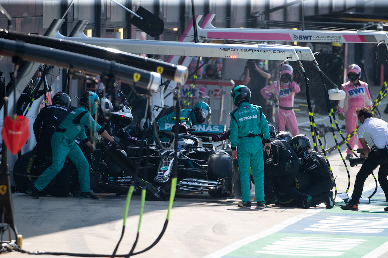 GP 70esimo ANNIVERSARIO, Valtteri Bottas (FIN) Mercedes AMG F1 W11 makes a pit stop.
09.08.2020. Formula 1 World Championship, Rd 5, 70th Anniversary Grand Prix, Silverstone, England, Gara Day.
- www.xpbimages.com, EMail: requests@xpbimages.com © Copyright: Bearne / XPB Images