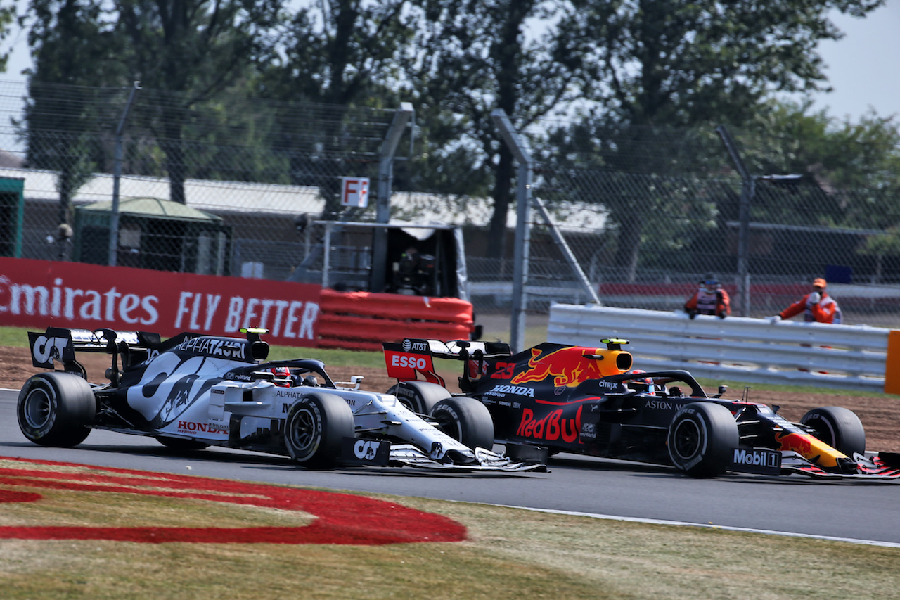 GP 70esimo ANNIVERSARIO, Pierre Gasly (FRA) AlphaTauri AT01 e Alexander Albon (THA) Red Bull Racing RB16 battle for position.
09.08.2020. Formula 1 World Championship, Rd 5, 70th Anniversary Grand Prix, Silverstone, England, Gara Day.
- www.xpbimages.com, EMail: requests@xpbimages.com © Copyright: Batchelor / XPB Images