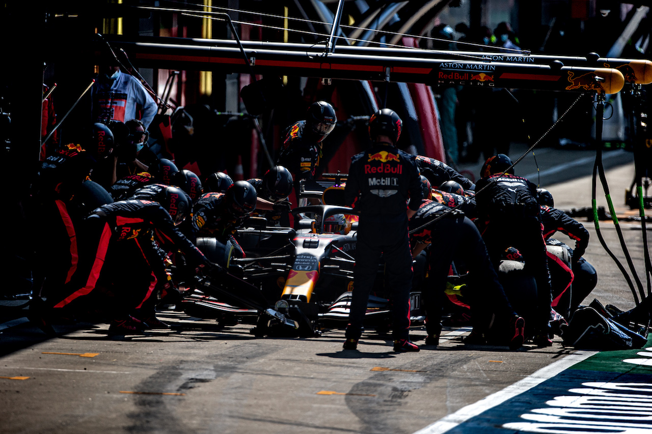 GP 70esimo ANNIVERSARIO, Max Verstappen (NLD) Red Bull Racing RB16 makes a pit stop.
09.08.2020. Formula 1 World Championship, Rd 5, 70th Anniversary Grand Prix, Silverstone, England, Gara Day.
- www.xpbimages.com, EMail: requests@xpbimages.com © Copyright: Bearne / XPB Images