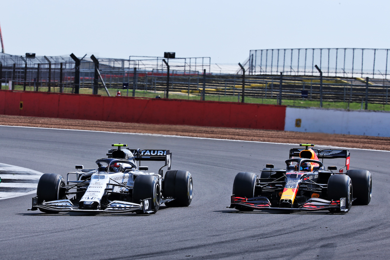 GP 70esimo ANNIVERSARIO, Pierre Gasly (FRA) AlphaTauri AT01 e Alexander Albon (THA) Red Bull Racing RB16 battle for position.
09.08.2020. Formula 1 World Championship, Rd 5, 70th Anniversary Grand Prix, Silverstone, England, Gara Day.
- www.xpbimages.com, EMail: requests@xpbimages.com © Copyright: Batchelor / XPB Images