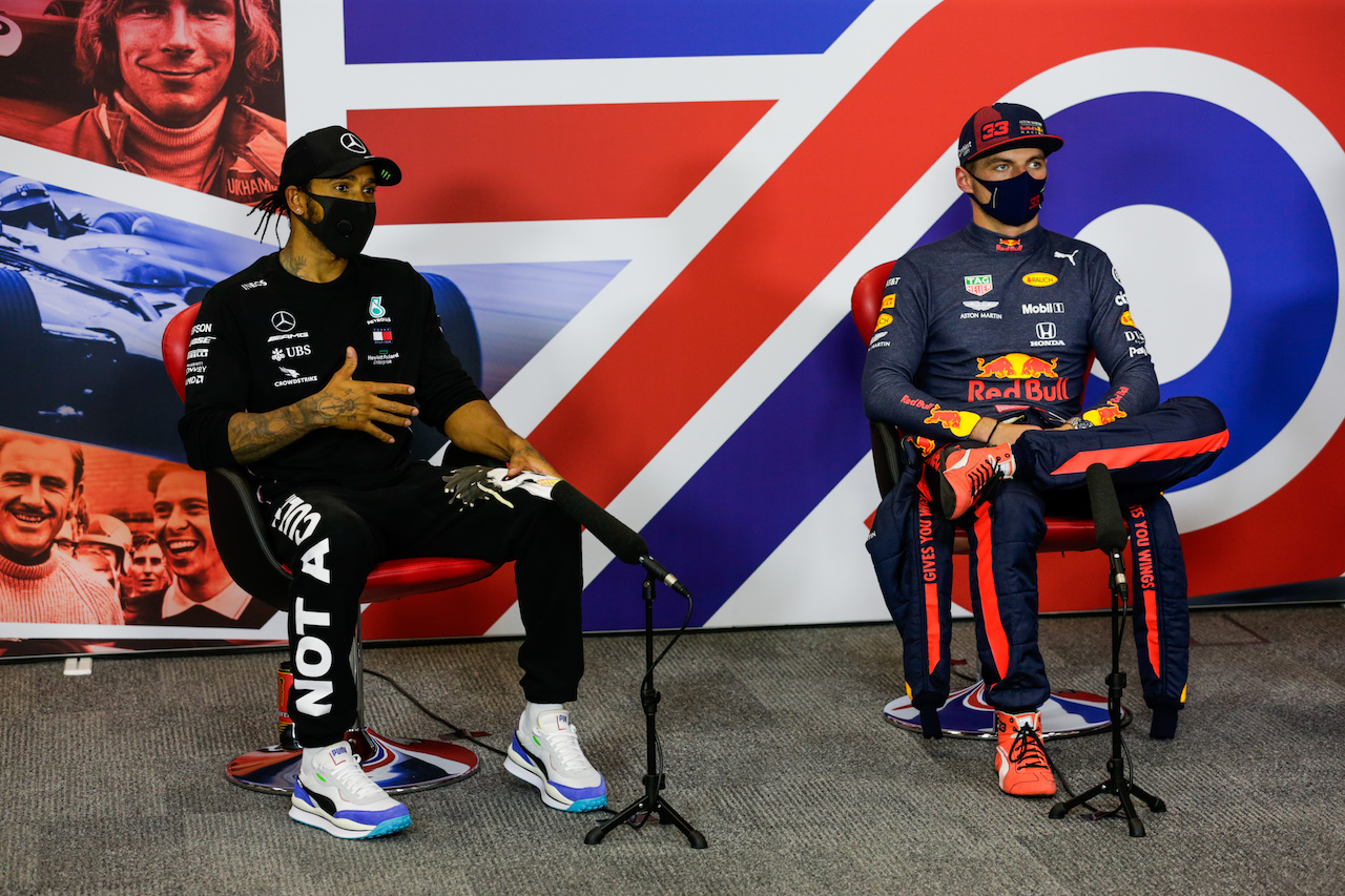GP 70esimo ANNIVERSARIO, (L to R): Lewis Hamilton (GBR) Mercedes AMG F1 e Max Verstappen (NLD) Red Bull Racing in the post race FIA Press Conference.
09.08.2020. Formula 1 World Championship, Rd 5, 70th Anniversary Grand Prix, Silverstone, England, Gara Day.
- www.xpbimages.com, EMail: requests@xpbimages.com - copy of publication required for printed pictures. Every used picture is fee-liable. © Copyright: FIA Pool Image for Editorial Use Only