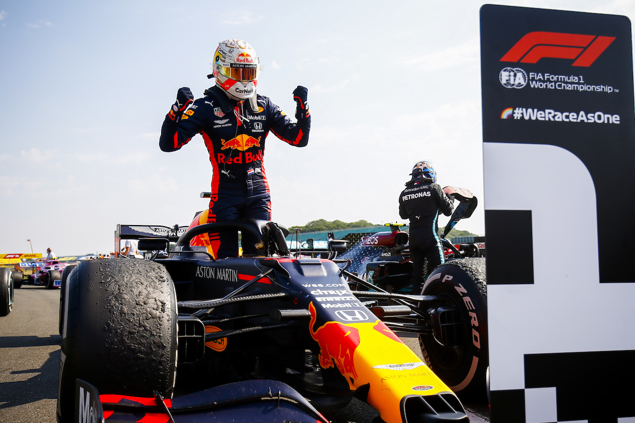 GP 70esimo ANNIVERSARIO, Gara winner Max Verstappen (NLD) Red Bull Racing RB16 celebrates in parc ferme.
09.08.2020. Formula 1 World Championship, Rd 5, 70th Anniversary Grand Prix, Silverstone, England, Gara Day.
- www.xpbimages.com, EMail: requests@xpbimages.com - copy of publication required for printed pictures. Every used picture is fee-liable. © Copyright: FIA Pool Image for Editorial Use Only