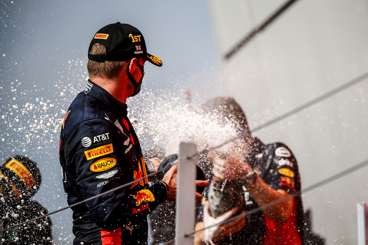 GP 70esimo ANNIVERSARIO, Gara winner Max Verstappen (NLD) Red Bull Racing celebrates on the podium.
09.08.2020. Formula 1 World Championship, Rd 5, 70th Anniversary Grand Prix, Silverstone, England, Gara Day.
- www.xpbimages.com, EMail: requests@xpbimages.com - copy of publication required for printed pictures. Every used picture is fee-liable. © Copyright: FIA Pool Image for Editorial Use Only