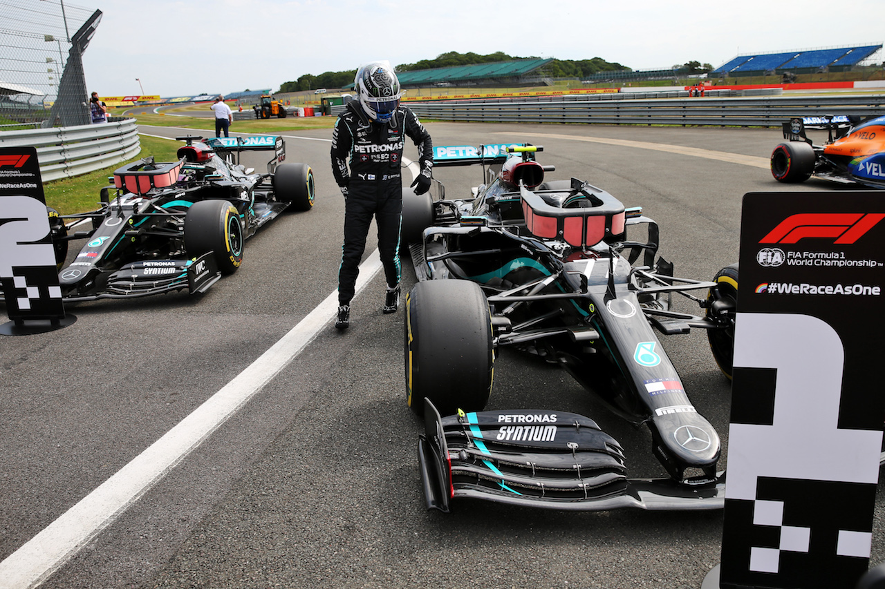 GP 70esimo ANNIVERSARIO, Pole sitter Valtteri Bottas (FIN) Mercedes AMG F1 W11 in qualifying parc ferme.
08.08.2020. Formula 1 World Championship, Rd 5, 70th Anniversary Grand Prix, Silverstone, England, Qualifiche Day.
- www.xpbimages.com, EMail: requests@xpbimages.com © Copyright: Batchelor / XPB Images