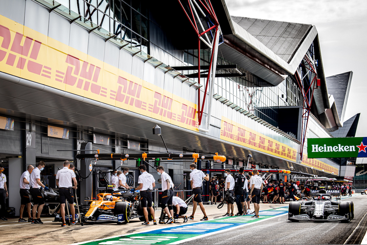 GP 70esimo ANNIVERSARIO, Lando Norris (GBR) McLaren MCL35 e Pierre Gasly (FRA) AlphaTauri AT01.
08.08.2020. Formula 1 World Championship, Rd 5, 70th Anniversary Grand Prix, Silverstone, England, Qualifiche Day.
- www.xpbimages.com, EMail: requests@xpbimages.com © Copyright: Bearne / XPB Images